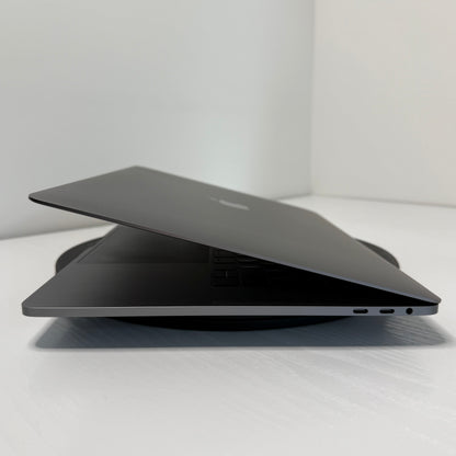 Apple MacBook Pro 15" (2017) i7 | Radeon Pro 555 | 16GB | 256GB SSD | Space Grey | Grade B