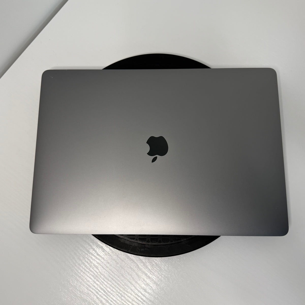 Apple MacBook Pro 15" (2017) i7 | Radeon Pro 555 | 16GB | 256GB SSD | Space Grey | Grade B