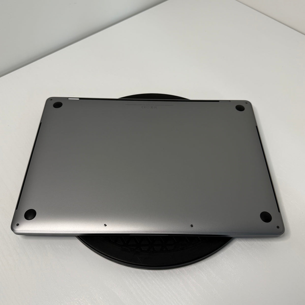 Apple MacBook Pro 15" (2017) i7 | Radeon Pro 555 | 16GB | 256GB SSD | Space Grey | Grade B