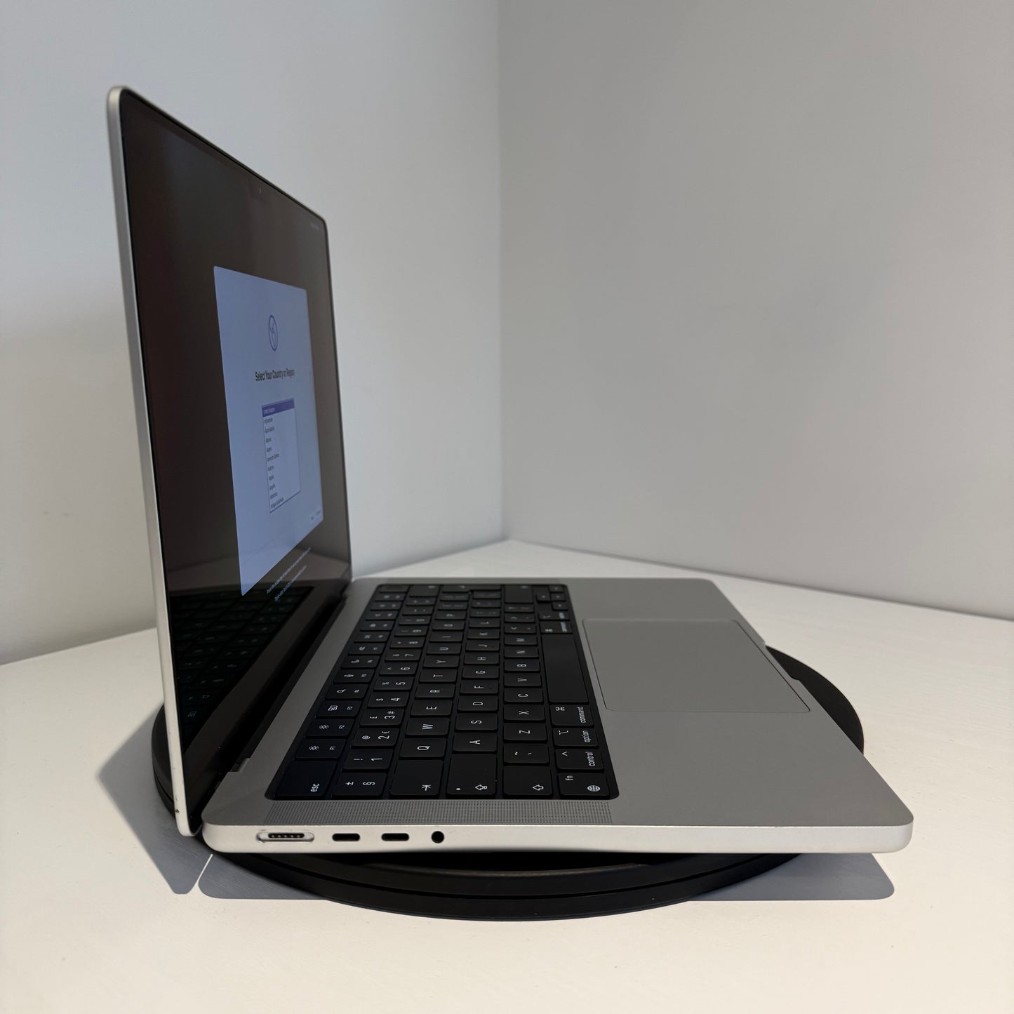 Apple MacBook Pro 14" (2021) M1 Pro | 10-Core CPU 16-Core GPU | 16GB RAM | 1TB SSD | Silver | Grade B