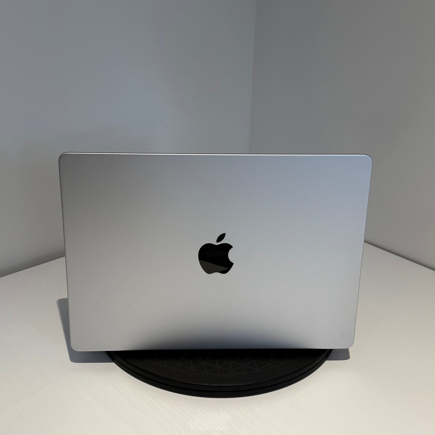 Apple MacBook Pro 14" (2021) M1 Pro | 10-Core CPU 16-Core GPU | 16GB RAM | 1TB SSD | Silver | Grade B