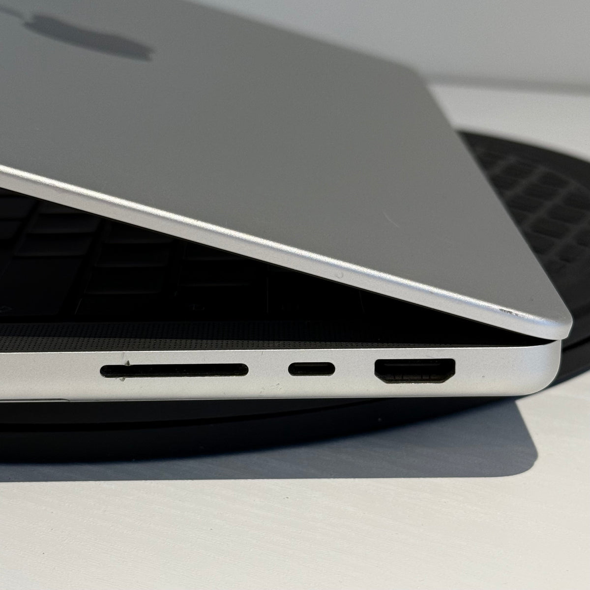 Apple MacBook Pro 14" (2021) M1 Pro | 10-Core CPU 16-Core GPU | 16GB RAM | 1TB SSD | Silver | Grade B