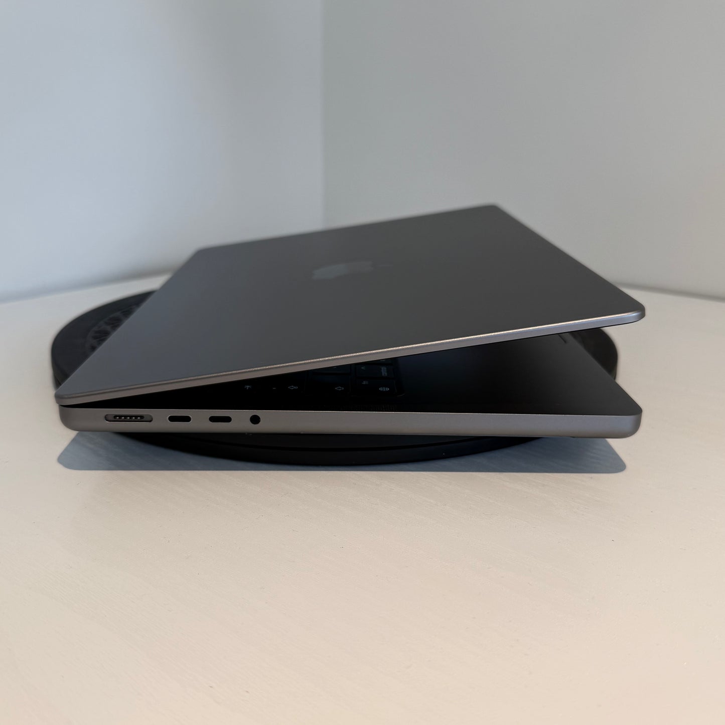 Apple MacBook Pro 14" (2021) M1 Pro | 10-Core CPU 16-Core GPU | 16GB RAM | 1TB SSD | Space Grey | Grade A