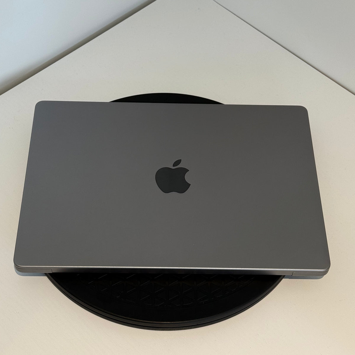 Apple MacBook Pro 14" (2021) M1 Pro | 10-Core CPU 16-Core GPU | 16GB RAM | 1TB SSD | Space Grey | Grade A